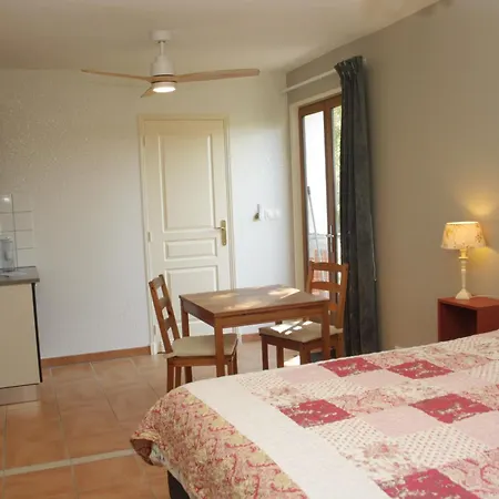 Repos Chez Margot Nocleg ze śniadaniem 3*
